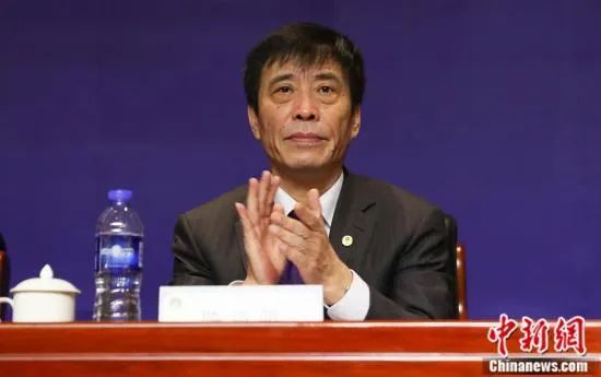 小姐娇媚的安抚