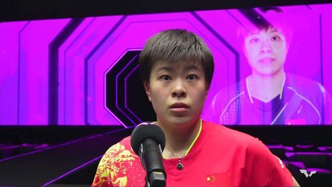 两个男人一人叼一只奶