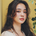 男生和女生在房间里一起生猴子